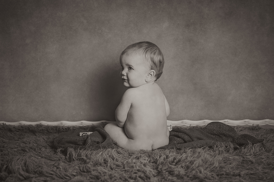 Sitter session photographed between 6-9 months old in BUffalo, NY photo studio